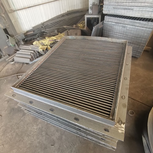 光伏電站鋼格板支架方案：耐候性+易維護(hù)！