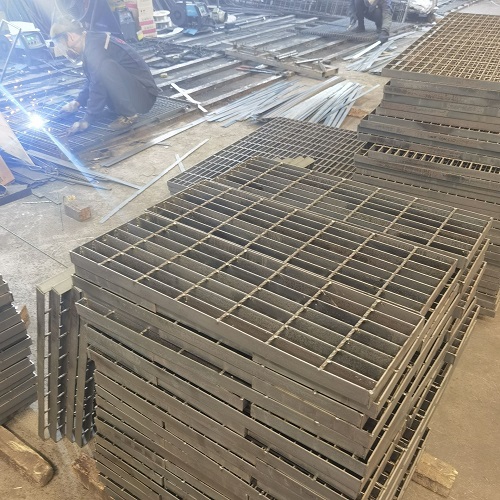 化工廠鋼格板選型指南：耐酸耐腐蝕材質推薦！