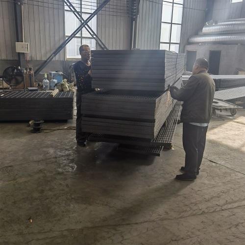 市政工程鋼格板選型：玻璃鋼格柵VS金屬格柵對比！